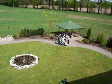 Sinnesgarten mit Springbrunnen und Pavillon